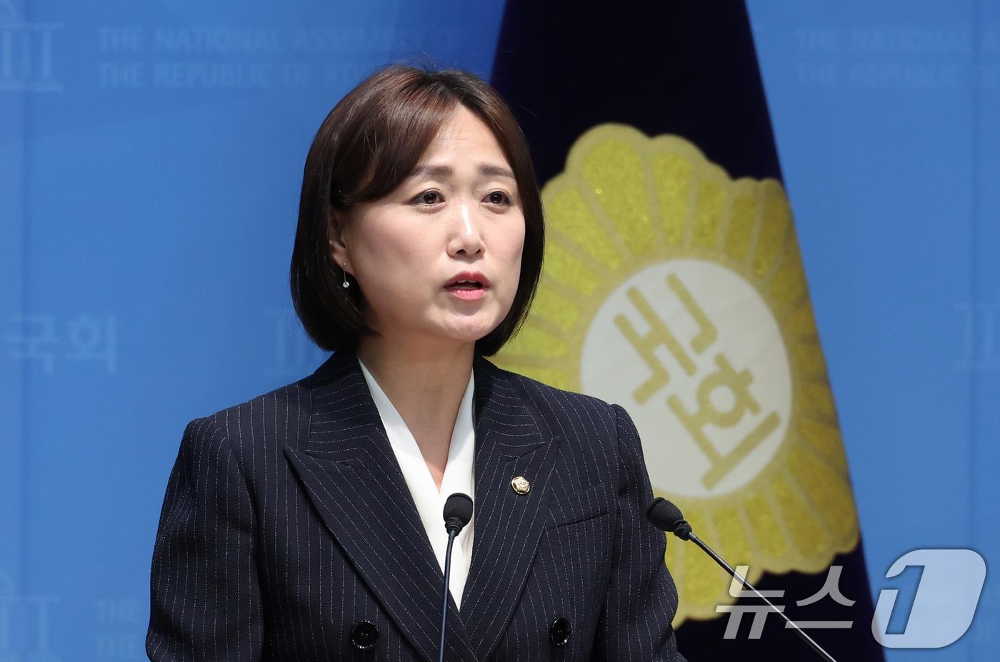 본문 이미지 - 백승아 더불어민주당 의원이 16일 서울 여의도 국회 소통관에서 국가책임 교원보호법 추진 기자회견을 하고 있다. 2026.7.16 ⓒ 뉴스1 신웅수 기자