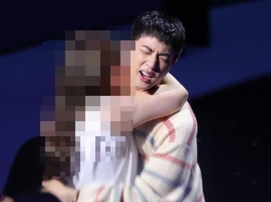 본문 이미지 - 2024년 6월 13일 서울 송파구 잠실실내체육관에서 진행된 '진 그리팅' 행사에서 50대 일본인 여성이 진의 볼에 강제로 신체접촉을 하는 모습(독자제공)