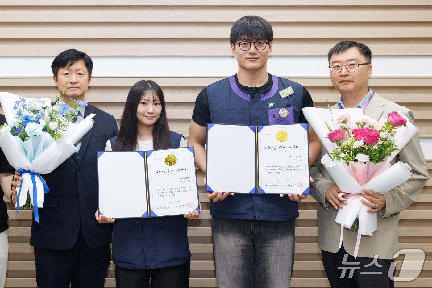 본문 이미지 - 지난 15일 인천공항 제1여객터미널 내 회의실에서 진행된 ‘인천공항 상주직원 미담사례 특별유공포상 수여식’에서 인천국제공항공사 노경래 상업처장(사진 맨 왼쪽), 미담사례의 주인공인 한정호 씨(사진 왼쪽에서 세 번째), 타케우치 키라 씨(사진 왼쪽에서 두 번째), 인천국제공항공사 김민수 식음사업팀장(사진 맨 오른쪽)이 기념촬영을 하고 있다.(인천공항공사 제공. 재배포 및 DB금지)2026.7.16/뉴스1