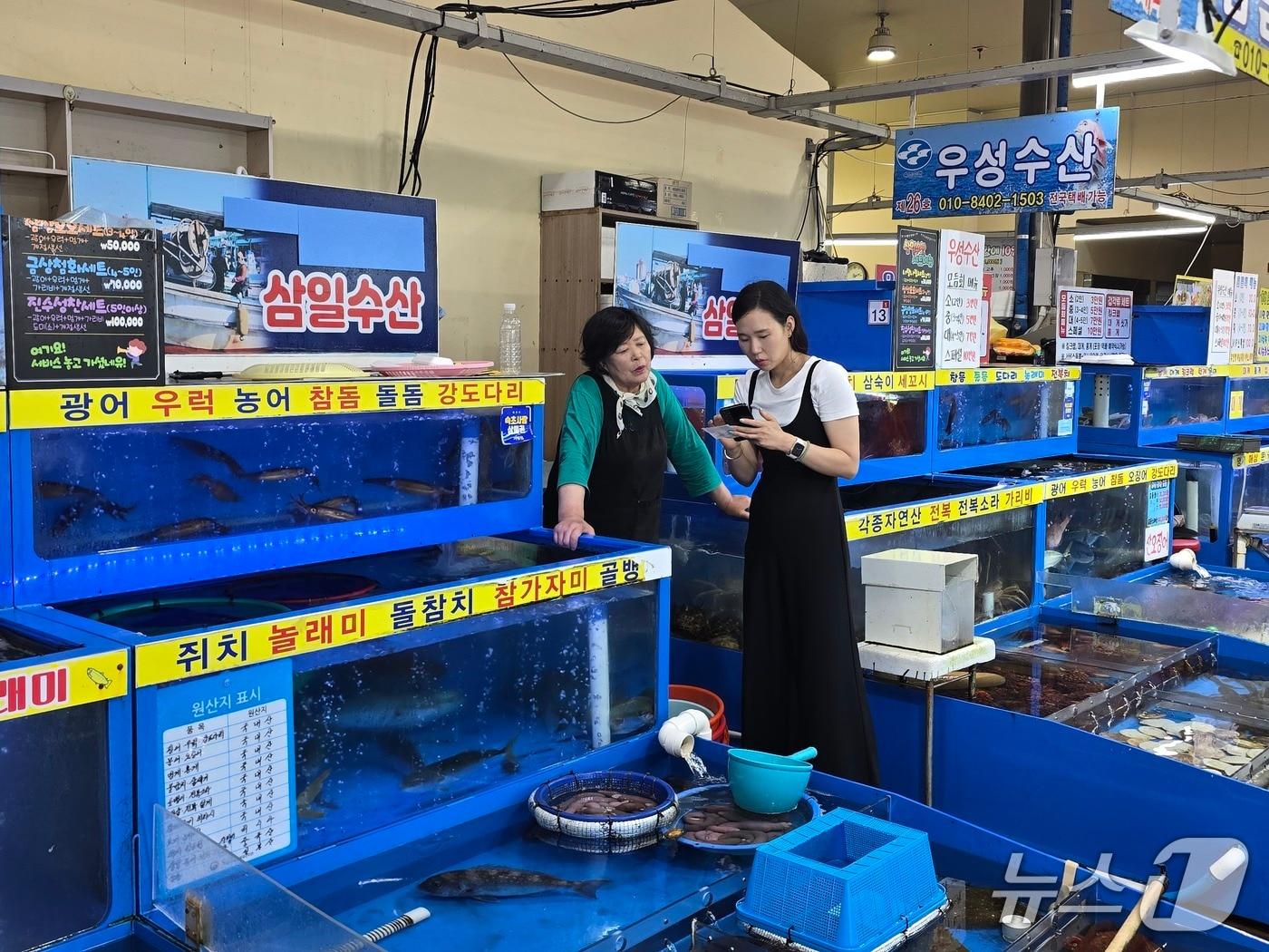본문 이미지 - 속초사랑상품권 찾아가는 가맹 지원.(속초시 제공,재판매 및 DB 금지) 2026.7.16/뉴스1