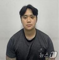 본문 이미지 - 경북경찰청은 16일 살인 등 혐의로 구속 수사 중인 정재환(24)의 이름과 나이, 머그샷 등 신상정보를 공개했다. 정재환은 지난 4일 오전 4시쯤 경산시 하양읍 본인 아파트에서 함께 술을 마시던 친구 A 씨를 흉기로 수십 차례 찔러 숨지게 한 혐의(살인 등)로 15일 구속 송치됐다. (경북경찰청 제공. 재판매 및 DB금지) 