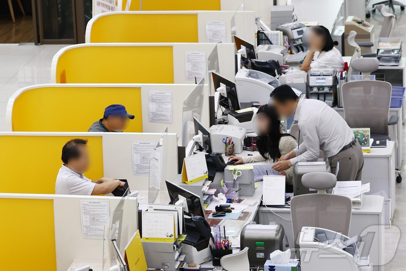 본문 이미지 - 한국은행이 물가 안정을 위해 기준금리를 인상한 16일 서울 시내의 시중은행에서 시민들이 상담을 받고 있다. 2026.7.16 ⓒ 뉴스1 김민지 기자