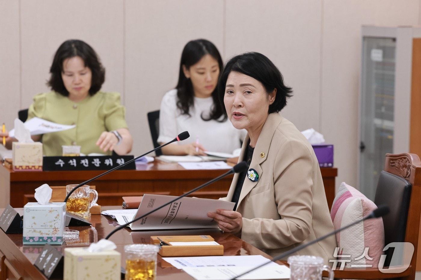 본문 이미지 - 윤명희 의원이  행정소방위원회 민주인권평화국 업무보고에서 질의학 있다.(전남광주통합특별시의회 제공, 재판매 및 DB 금지)/뉴스1