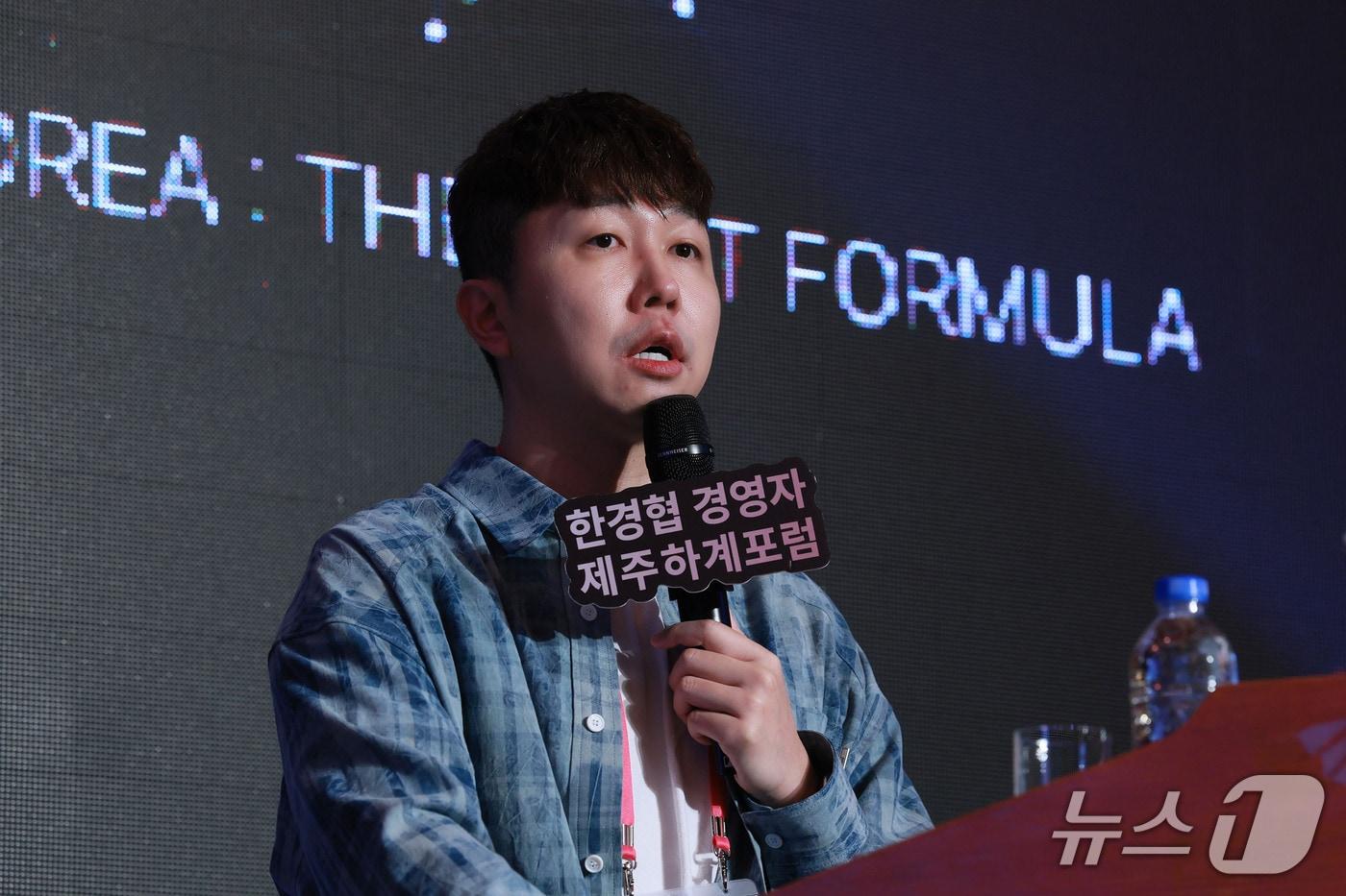 본문 이미지 - 강석훈 에이블리 대표가 16일 제주도 롯데호텔에서 열린 ‘2026 한경협 경영자 제주하계포럼’에 참석해 '우연 없는 성장, 설계된 성공, 에이블리의 AI 성공 방정식'를 주제로 강연하고 있다. 15일부터 18일까지 제주도 롯데호텔에서 '대한민국, AI 강국으로의 대도약(THE AI-DRIVEN KOREA)'을 주제로 열리는 이번 포럼에는 약 400명의 기업인이 참가해 AI 시대 기업의 생존 전략과 미래 경영 방향을 모색한다.(한경협 제공)
