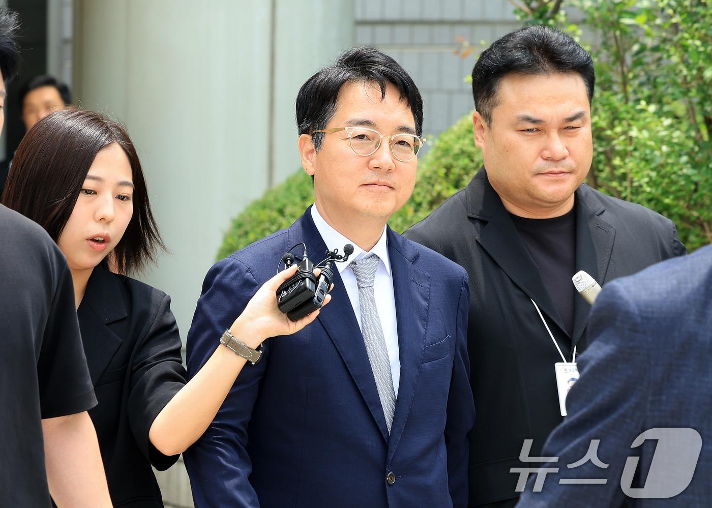 본문 이미지 - 12·3 비상계엄 내란 가담 및 직권남용 혐의를 받고 있는 심우정 전 검찰총장이 16일 서울 서초구 서울중앙지법에서 열린 구속 전 피의자 심문(영장실질심사)을 마치고 법원을 나서고 있다. 2026.7.16 ⓒ 뉴스1 이호윤 기자