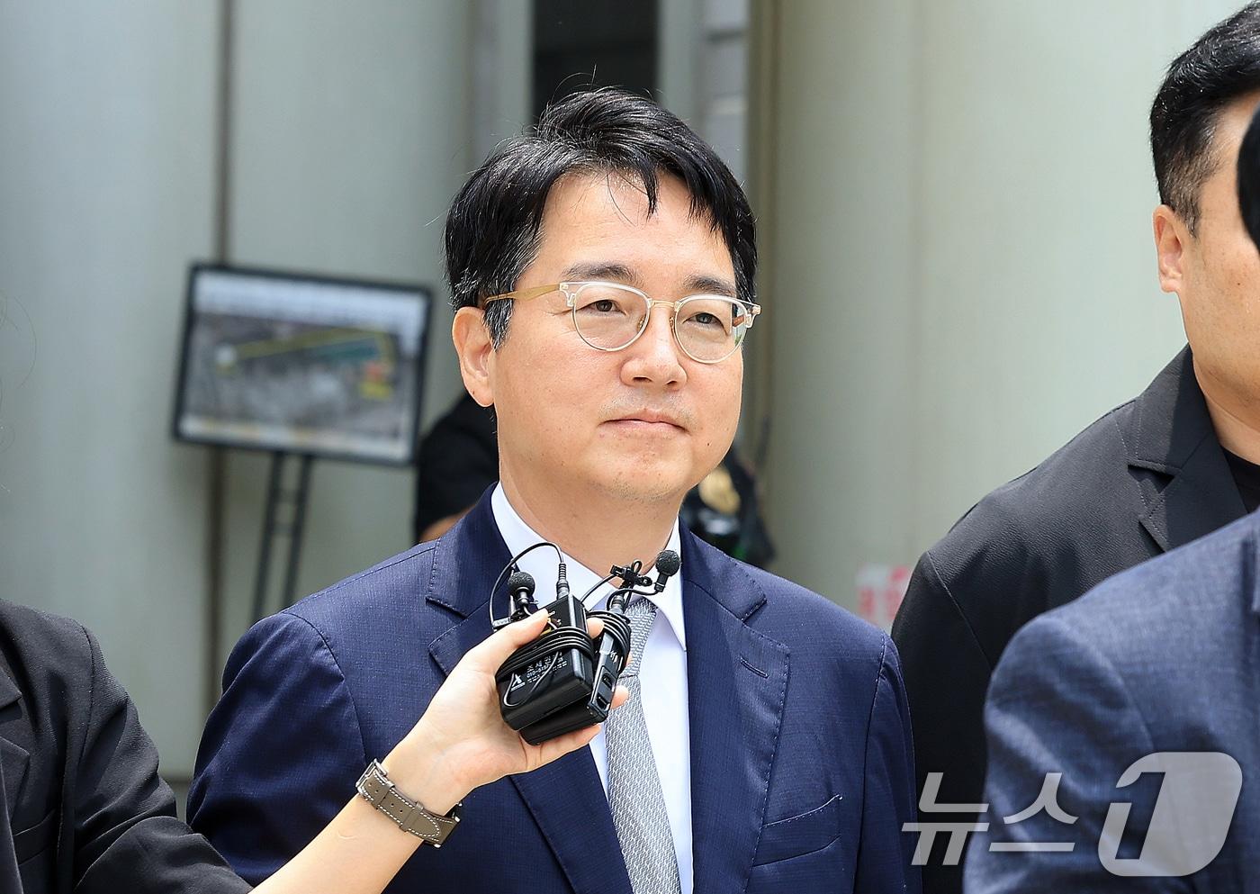 본문 이미지 - 12·3 비상계엄 내란 가담 및 직권남용 혐의를 받고 있는 심우정 전 검찰총장이 16일 서울 서초구 서울중앙지법에서 열린 구속 전 피의자 심문(영장실질심사)을 마치고 법원을 나서고 있다. 2026.7.16 ⓒ 뉴스1 이호윤 기자