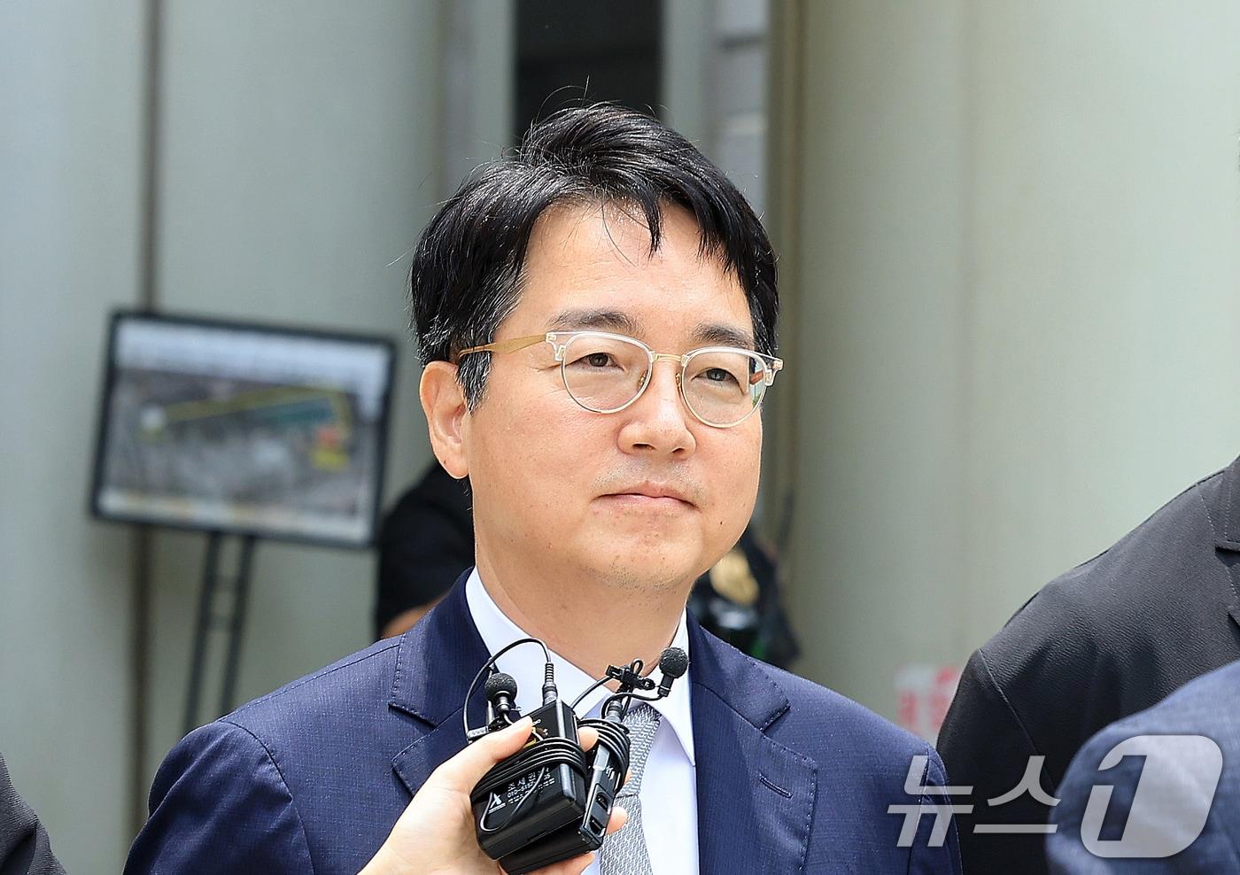 본문 이미지 - 12·3 비상계엄 내란 가담 및 직권남용 혐의를 받고 있는 심우정 전 검찰총장이 16일 서울 서초구 서울중앙지법에서 열린 구속 전 피의자 심문(영장실질심사)을 마치고 법원을 나서고 있다. 2026.7.16 ⓒ 뉴스1 이호윤 기자