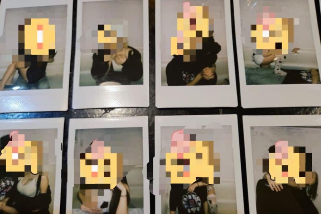본문 이미지 - 유사성행위를 연상시키는 부적절한 포즈로 메이드카페에서 찍힌 체키(인화사진)의 모습 . 해당 기사에 나온 메이드의 사진은 아님. (독자 제공)