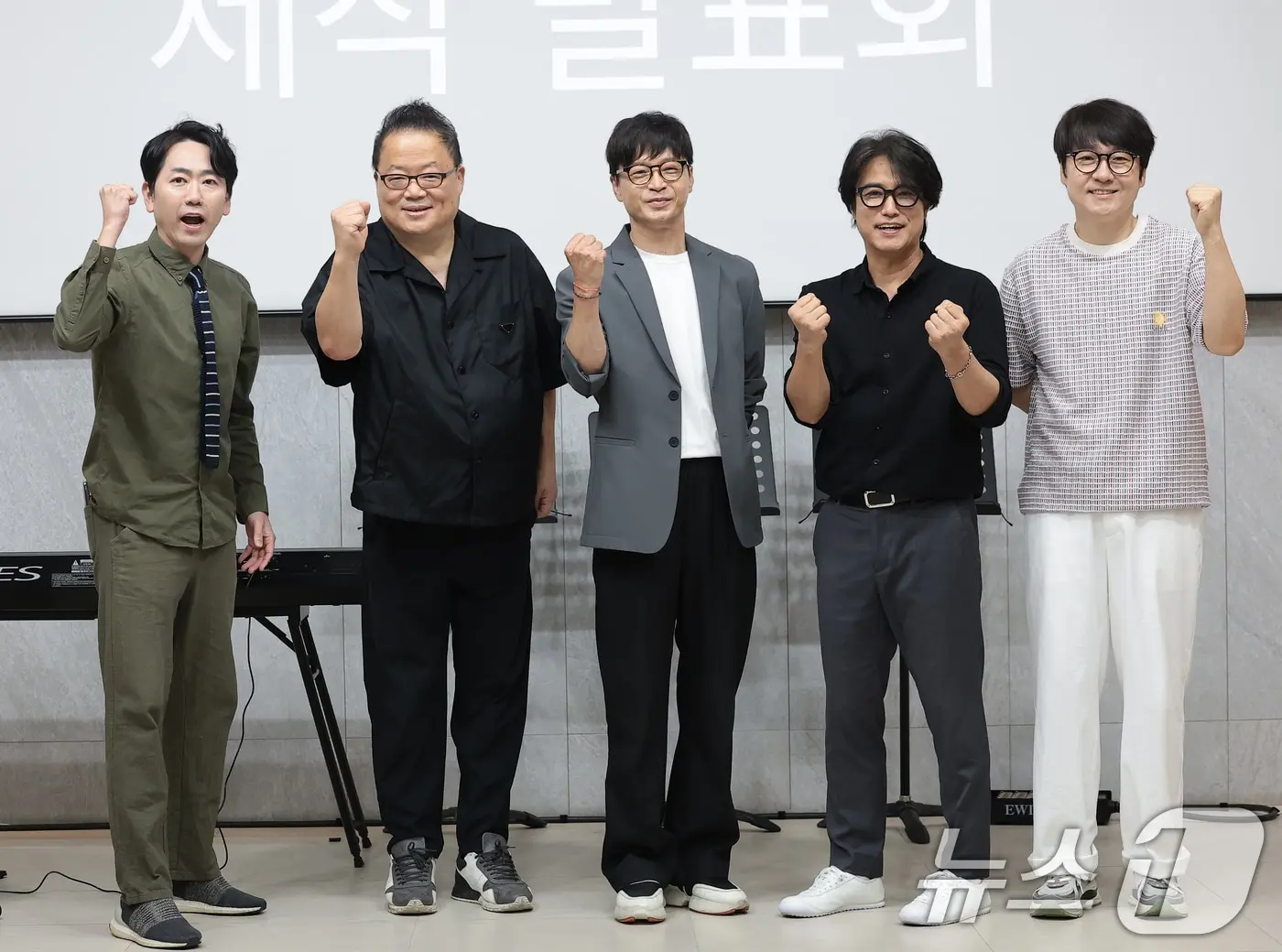 본문 이미지 - 방송인 류대산(왼쪽부터)과 오준성 음악감독, 가수 박학기, 박승화, 이세준이 16일 서울 서대문구 포레스트미디어에서 열린 관객 소통형 토크 콘서트 ‘빈칸채우기’ 제작발표회에 참석해 포즈를 취하고 있다. '빈칸채우기'는 '그때 그 노래, 우리가 사랑했던 온도의 기록'을 슬로건으로 내세운 관객 참여형 뮤직 토크쇼로 사연을 가진 관객과 아티스트가 함께 하나의 이야기를 완성하는 것이 특징이다. 2026.7.16 ⓒ 뉴스1 권현진 기자