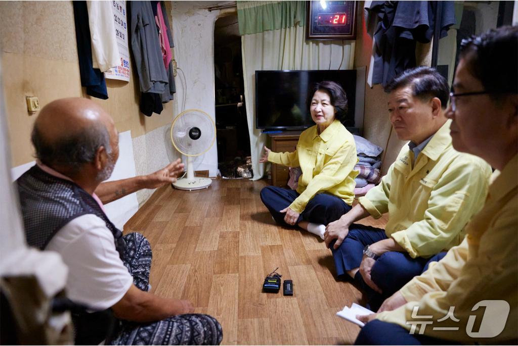 본문 이미지 - 지난 14일 추미애 경기도지사(왼쪽)가 박승원 광명시장(가운데)과 함께 광명시 소하동 뚝방 거주촌을 찾아 주민들의 냉방 여건과 건강 상태를 확인하고 폭염과 집중호우에 대비한 현장 대응체계도 점검했다.(경기도 제공. 재판매 및 DB금지)/뉴스1