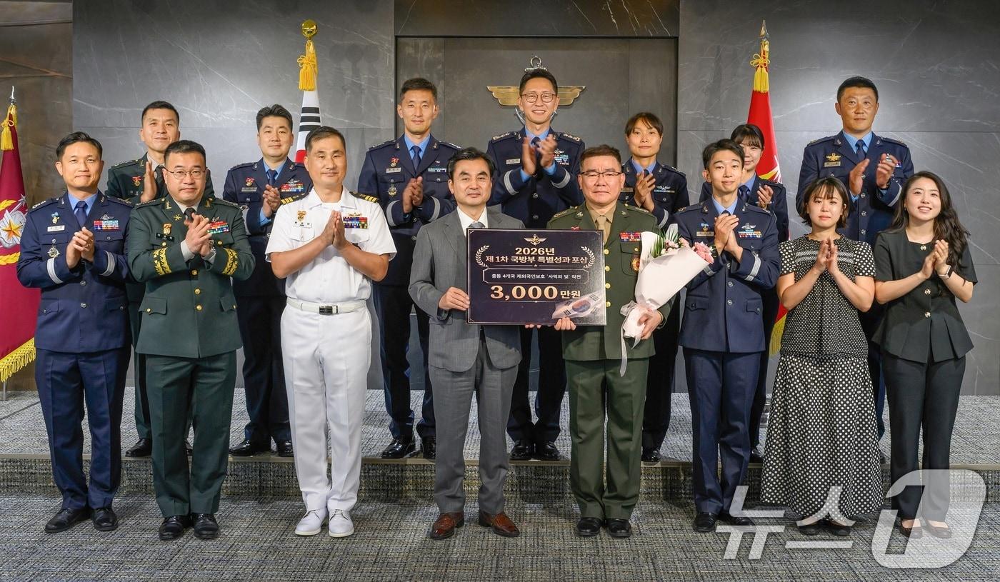 본문 이미지 - 안규백 국방부 장관이 16일 오전 서울 용산구 국방부에서 열린 '제1회 국방부 특별성과포상금 시상식'에서 중동 4개국 재외국민보호 '사막의 빛' 작전을 성공적으로 수행한 국방부 국제평화협력과 진병용 중령 등 15명에게 특별성과포상금을 수여하고 있다. (국방부 제공. 재판매 및 DB금지) 2026.7.16 ⓒ 뉴스1