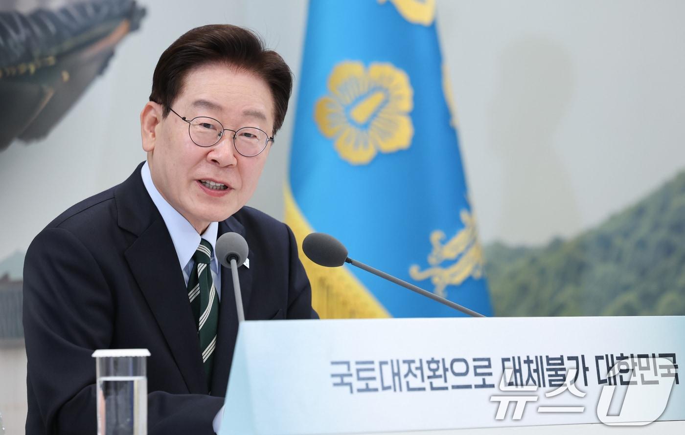 본문 이미지 - 이재명 대통령이 16일 청와대 영빈관에서 열린 국토교통부, 농림축산식품부, 해양수산부 2차 업무보고에서 발언을 하고 있다. 2026.7.16 ⓒ 뉴스1 이재명 기자