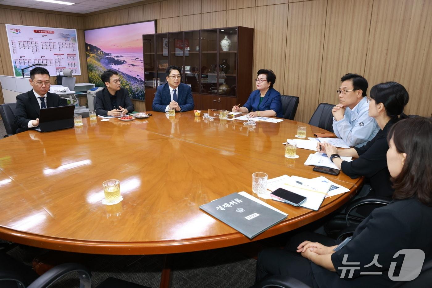 본문 이미지 - 천기옥 동구청장이 지난 15일 구청장실에서 현대백화점 울산점 관계자들과 복합개발 관련 면담을 가지고 있다.(울산 동구 제공. 재판매 및 DB금지)/뉴스1