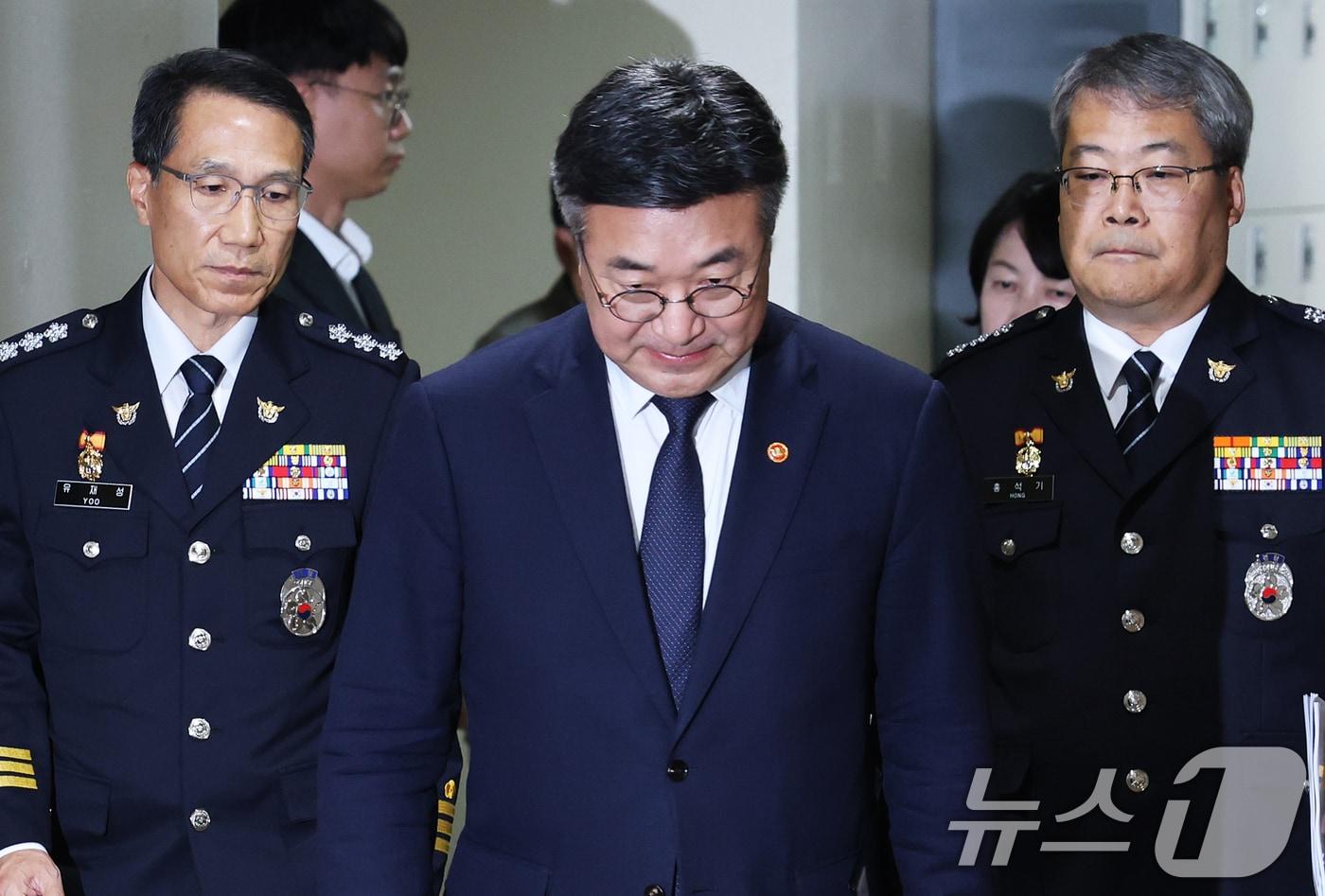 본문 이미지 - 윤호중 행정안전부 장관(가운데)과 유재성 경찰청장 직무대행(왼쪽), 홍석기 국가수사본부장이 16일 오후 서울 종로구 정부서울청사 브리핑실에서 경찰 수사 내부비리 근절 및 민주적 통제 강화 방안을 발표하기 위해 입장하고 있다. 2026.7.16 ⓒ 뉴스1 오대일 기자