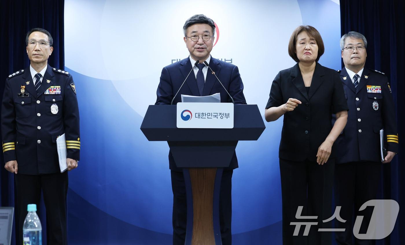 본문 이미지 - 윤호중 행정안전부 장관(가운데)이 16일 오후 서울 종로구 정부서울청사 브리핑실에서 유재성 경찰청장 직무대행(왼쪽)과 홍석기 국가수사본부장이 배석한 가운데 경찰 수사 내부비리 근절 및 민주적 통제 강화 방안을 발표하고 있다. 2026.7.16 ⓒ 뉴스1 오대일 기자
