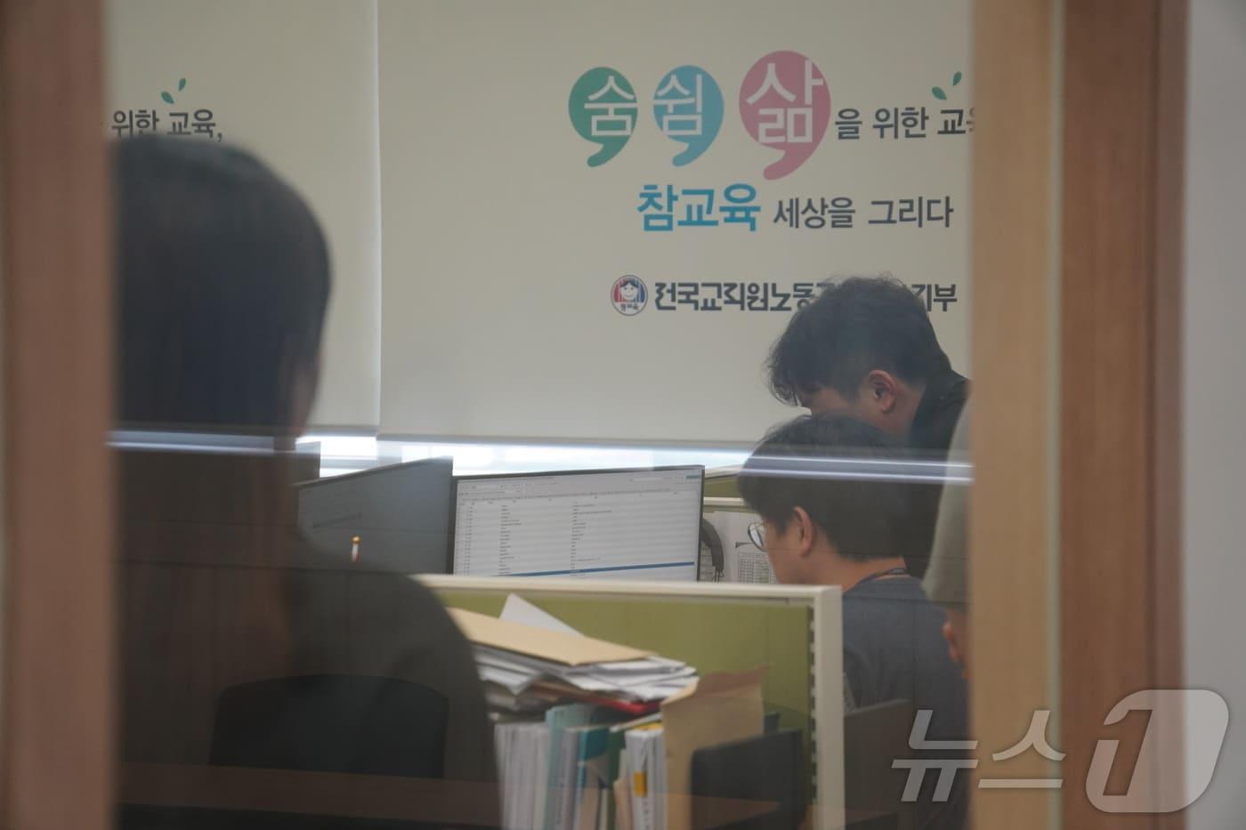 본문 이미지 - 충남경찰청 반부패경제범죄 소속 수사관들이 16일 공직선거법 위반 혐의로 충남 홍성군 전국교직원노동조합 충남지부 사무실을 압수수색 하고 있다. 2026.7.16 ⓒ 뉴스1 최형욱 기자