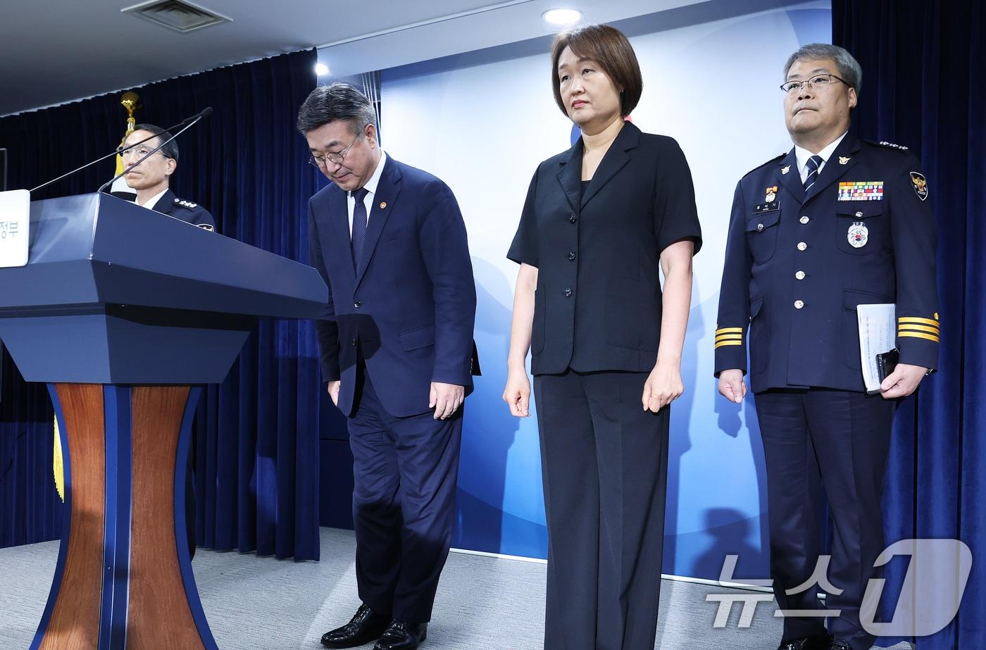 본문 이미지 - 윤호중 행정안전부 장관(가운데)이 16일 오후 서울 종로구 정부서울청사 브리핑실에서 유재성 경찰청장 직무대행(왼쪽)과 홍석기 국가수사본부장이 배석한 가운데 경찰 수사 내부비리 근절 및 민주적 통제 강화 방안을 발표한 후 고개 숙여 인사하고 있다. 2026.7.16 ⓒ 뉴스1 오대일 기자