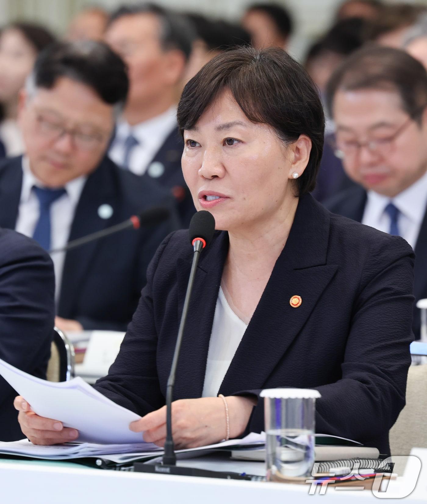 본문 이미지 - 송미령 농림축산식품부 장관이 16일 청와대 영빈관에서 열린 국토교통부, 농림축산식품부, 해양수산부 2차 업무보고에서 보고를 하고 있다. 2026.7.16 ⓒ 뉴스1 이재명 기자