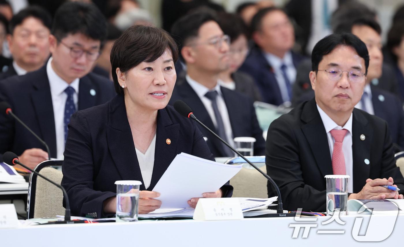 본문 이미지 - 송미령 농림축산식품부 장관이 16일 청와대 영빈관에서 열린 국토교통부, 농림축산식품부, 해양수산부 2차 업무보고에서 보고를 하고 있다. 2026.7.16 ⓒ 뉴스1 이재명 기자