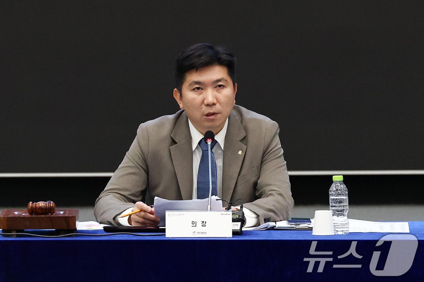 본문 이미지 - 유승민 대한체육회장이 16일 오후 서울 송파구 올림픽파크텔에서 열린 임시대의원총회에서 인사말을 하고 있다. 2026.7.16 ⓒ 뉴스1 최지환 기자