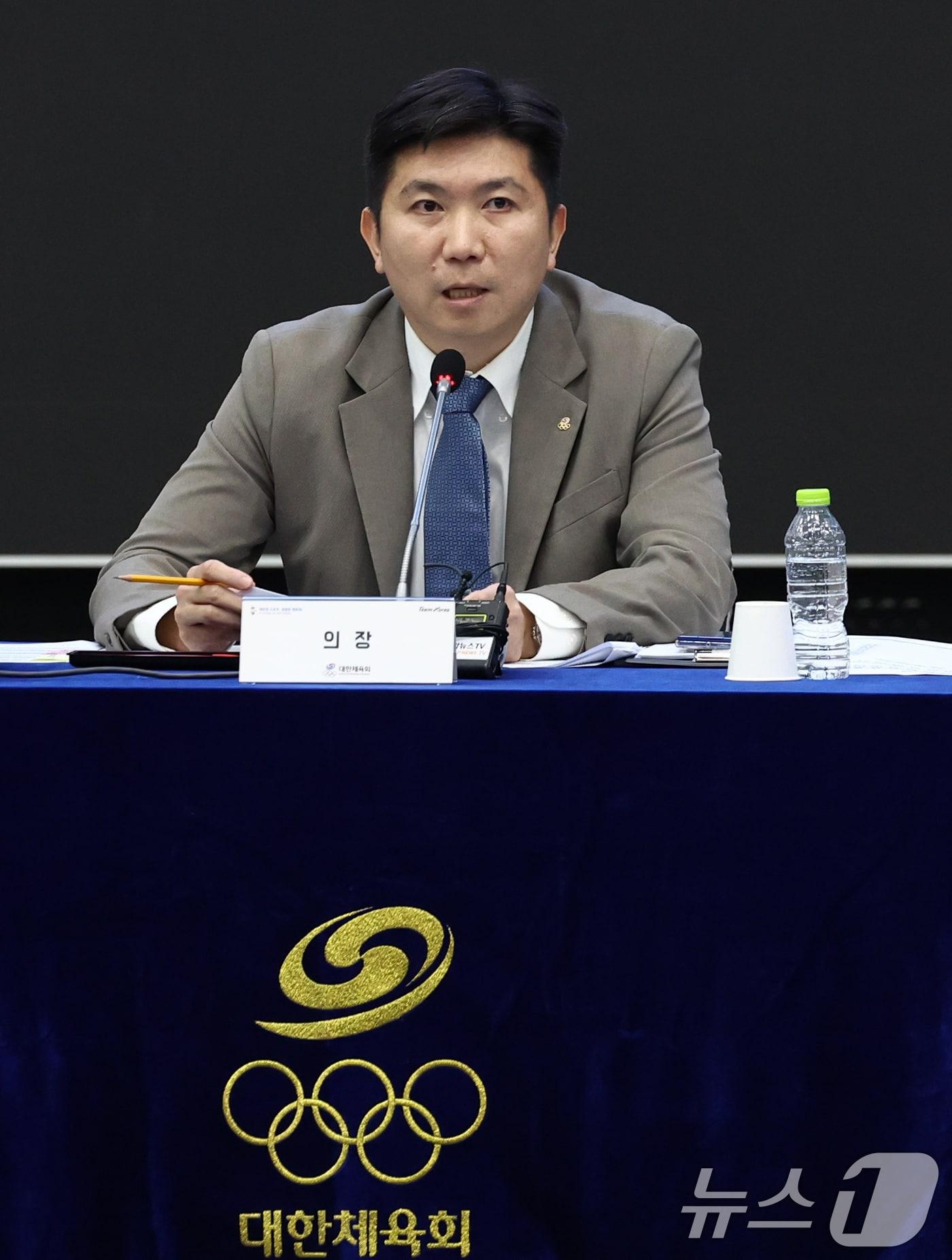 본문 이미지 - 유승민 대한체육회장이 16일 오후 서울 송파구 올림픽파크텔에서 열린 임시대의원총회에서 인사말을 하고 있다. ⓒ 뉴스1 최지환 기자