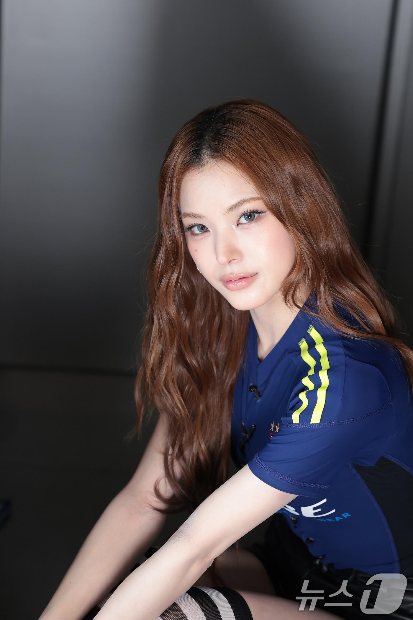 본문 이미지 - 이즈나 마이가 15일 서울 마포구 웨이크원 엔터테인먼트 연습실에서 열린 뉴스1과의 인터뷰에 앞서 포즈를 취하고 있다., ⓒ 뉴스1 권현진 기자