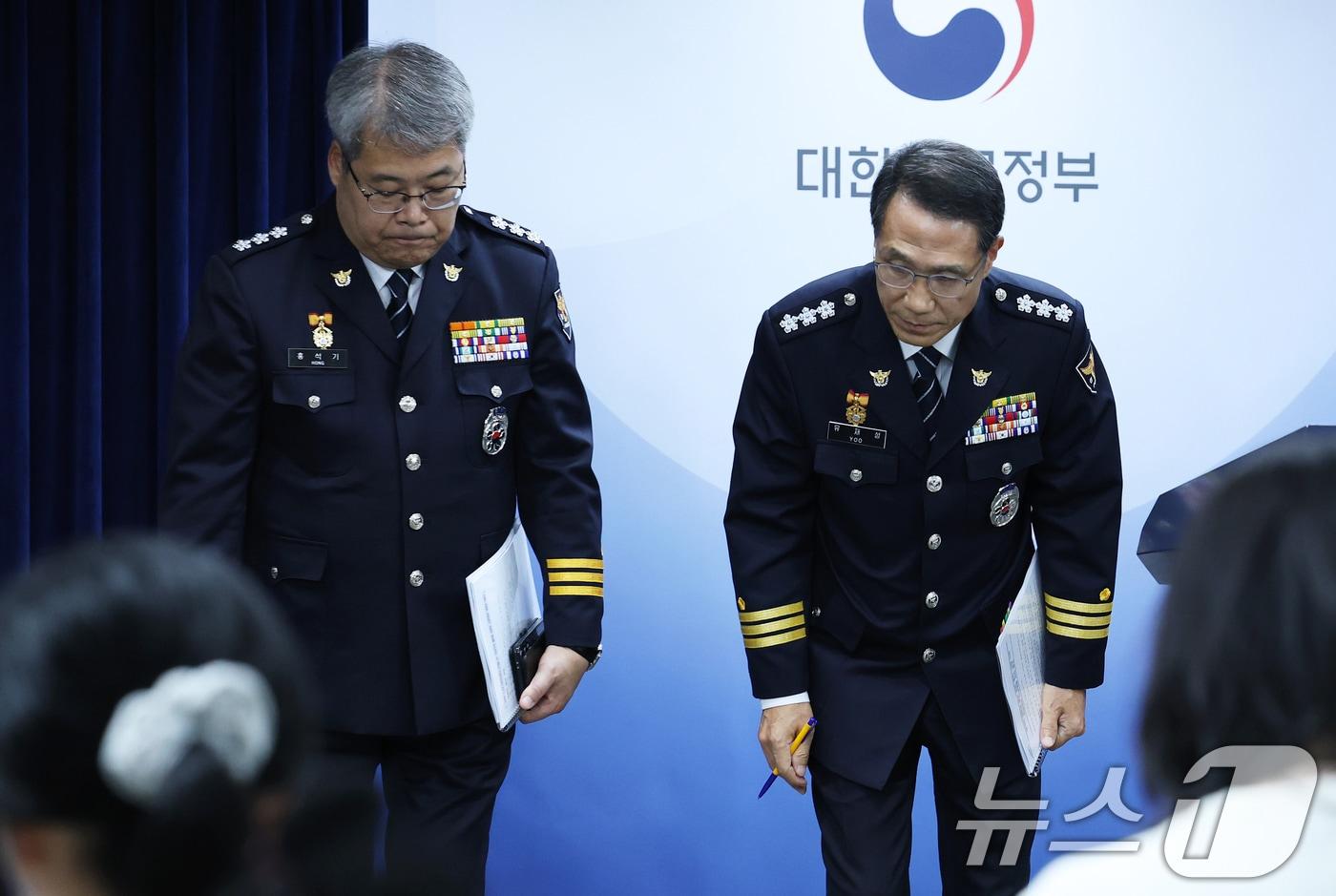 본문 이미지 - 유재성 경찰청장 직무대행(오른쪽)과 홍석기 국가수사본부장이 16일 오후 서울 종로구 정부서울청사 브리핑실에서 경찰 수사 내부비리 근절 및 민주적 통제 강화 방안과 관련한 브리핑을 마친 후 고개 숙여 인사하고 있다. 2026.7.16 ⓒ 뉴스1 오대일 기자
