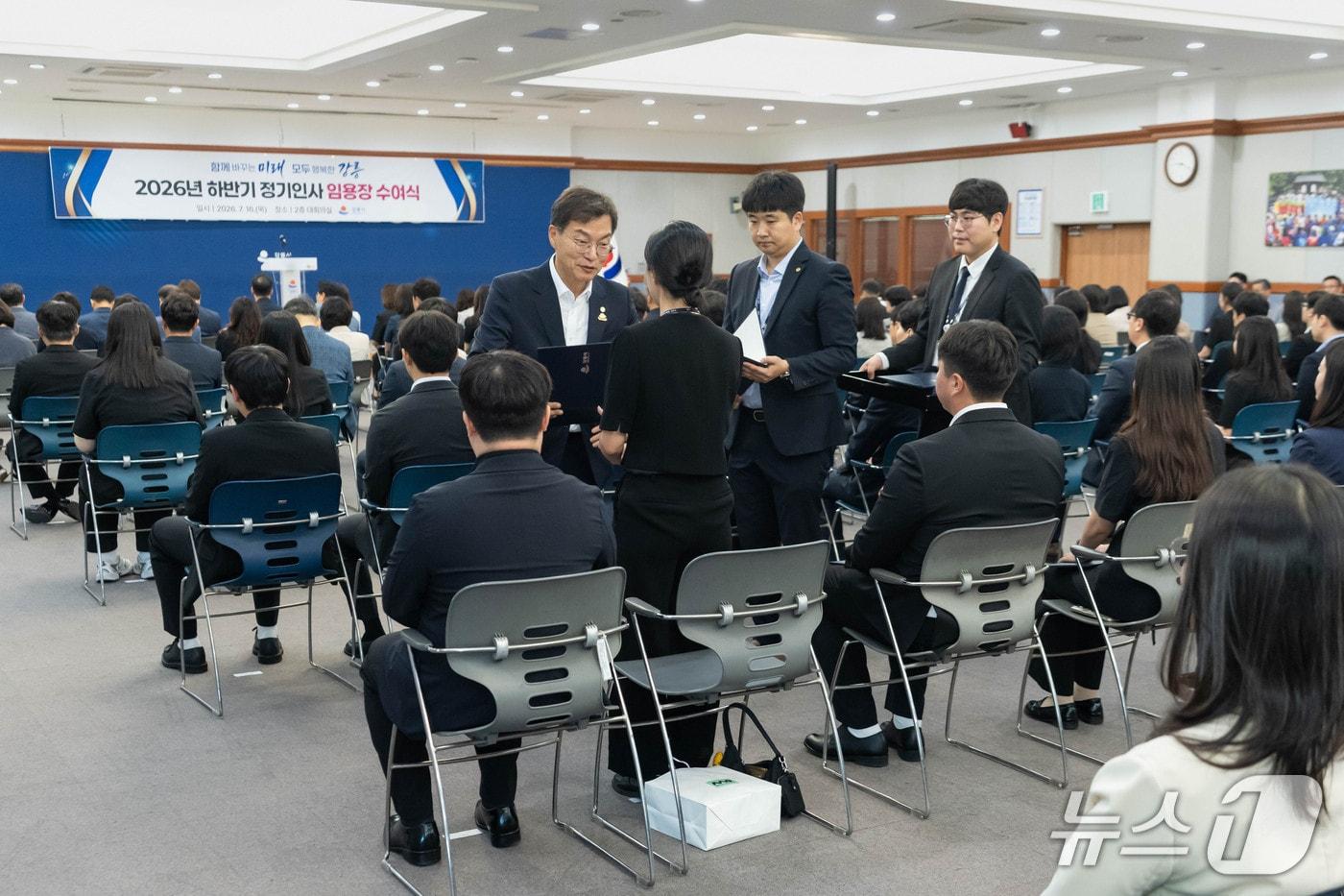 본문 이미지 - 김중남 강릉시장이 16일 열린 하반기 정기인사 임용장 수여식에서 직원들의 자리로 직접 찾아가 임용장을 전달하고 있다.(강릉시 제공, 재판매 및 DB 금지) 2026.7.16/뉴스1