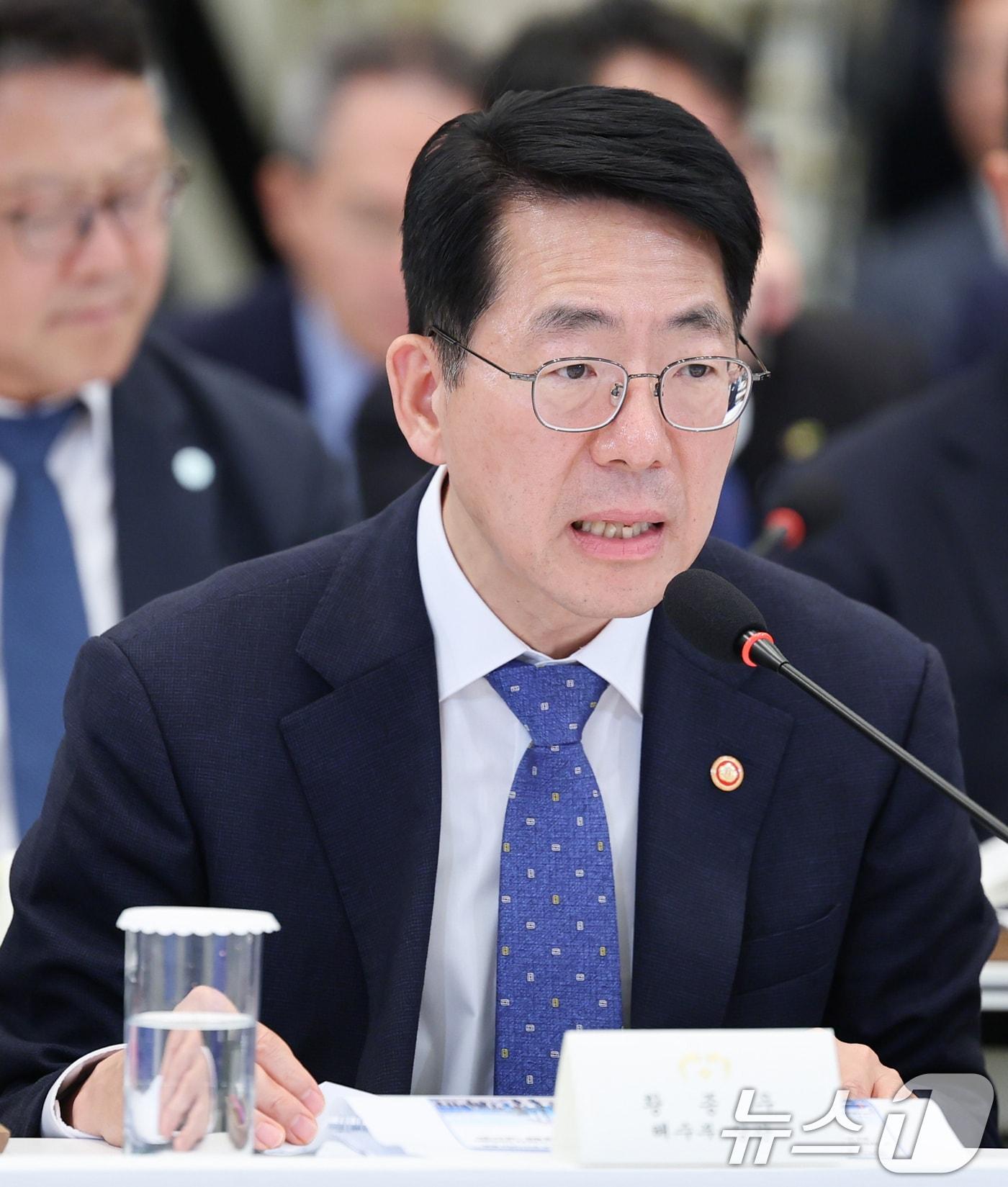 본문 이미지 - 황종우 해양수산부 장관이 16일 청와대 영빈관에서 열린 국토교통부, 농림축산식품부, 해양수산부 2차 업무보고에서 보고를 하고 있다. 2026.7.16 ⓒ 뉴스1 이재명 기자