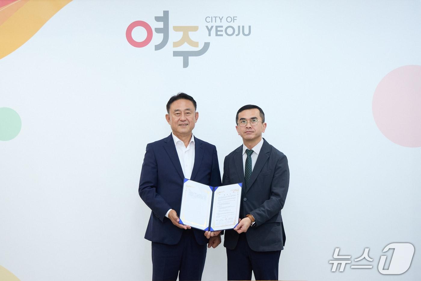 본문 이미지 - 이충우 경기 여주시장과 박호현 SK 하이닉스 부사장이 15일 노인·청년 복지 지원 사업 업무협약을 체결하고 있다.(여주시 제공. 재판매 및 DB 금지)/뉴스1 