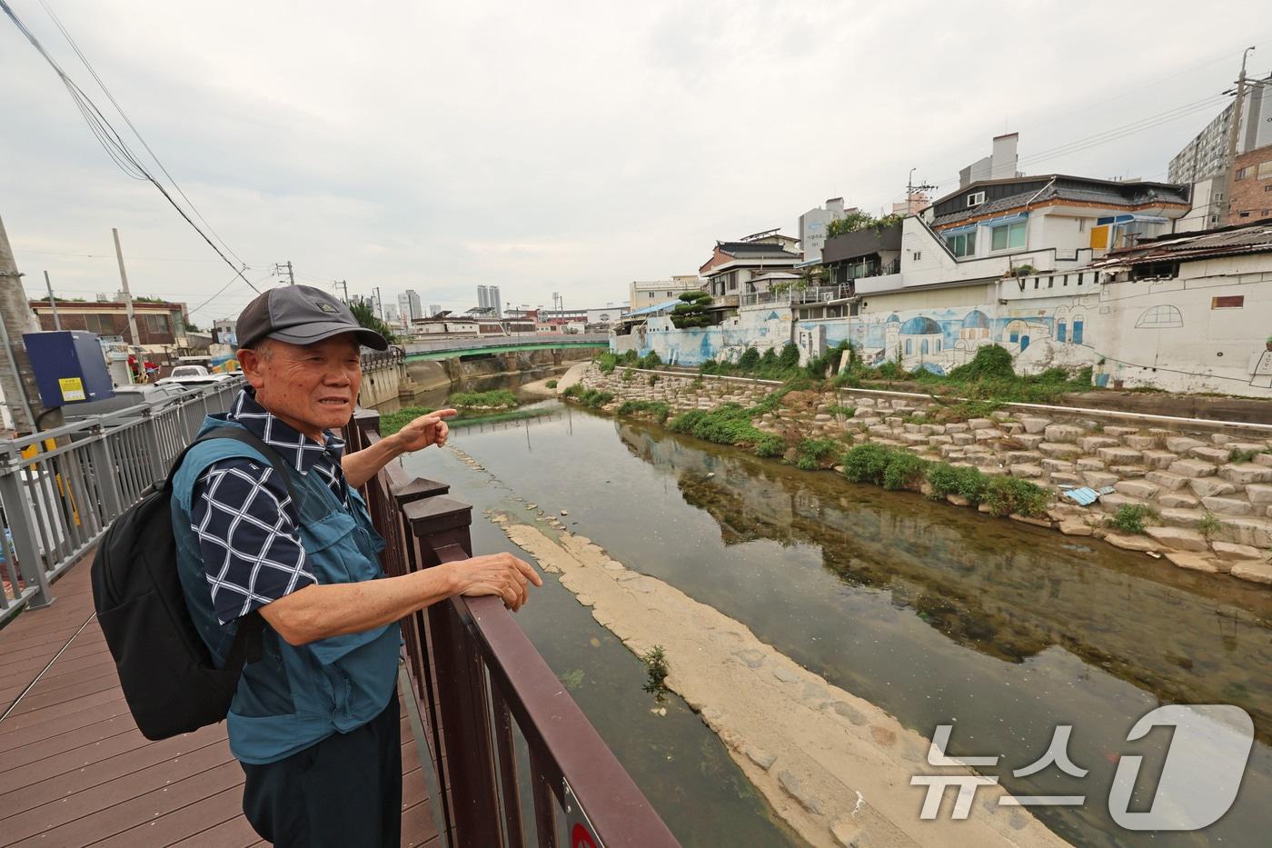 본문 이미지 - 비가 내리는 지난 16일 전남광주 북구 신안동 일대에서 80대 동네주민이 장마를 앞두고 착잡한 심경을 토로하고 있다. 2026.7.16 ⓒ 뉴스1 박지현 기자