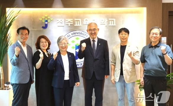 본문 이미지 - 강미애 세종특별자치시 교육감(왼쪽에서 세번째)이 16일 모교인 전주교육대학교를 방문했다.(전주교대 제공, 재판매 및 DB 금지)/뉴스1
