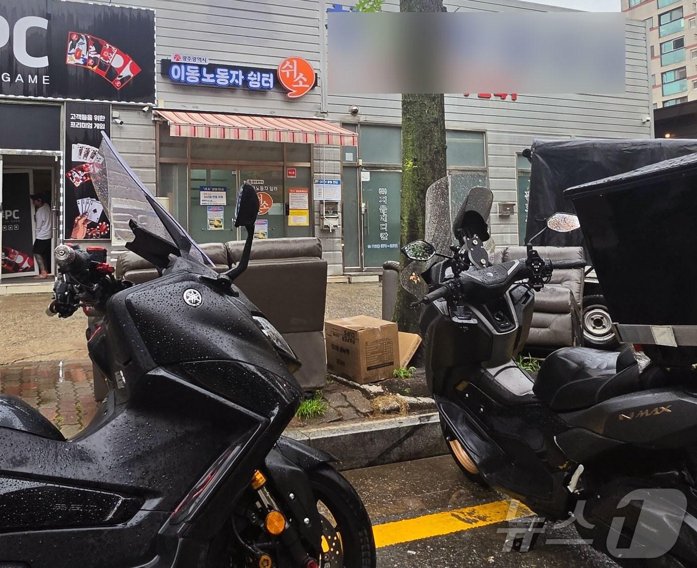 본문 이미지 - 15일 오후 전남광주통합특별시 광산구 월계동 이동노동자 쉼터 쉬소 앞 이동노동자들의 오토바이들이 주차돼 있다. ⓒ 뉴스1 조수민 기자