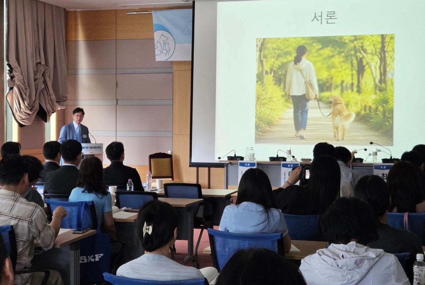본문 이미지 - 이계정 서울대 법학전문대학원 교수가 '동물의 비물건화' 입법 재정 토론회에서 '동물의 비물건화를 위한 민법 개정안 고찰'을 주제로 발표하고 있다. ⓒ 뉴스1 한송아 기자