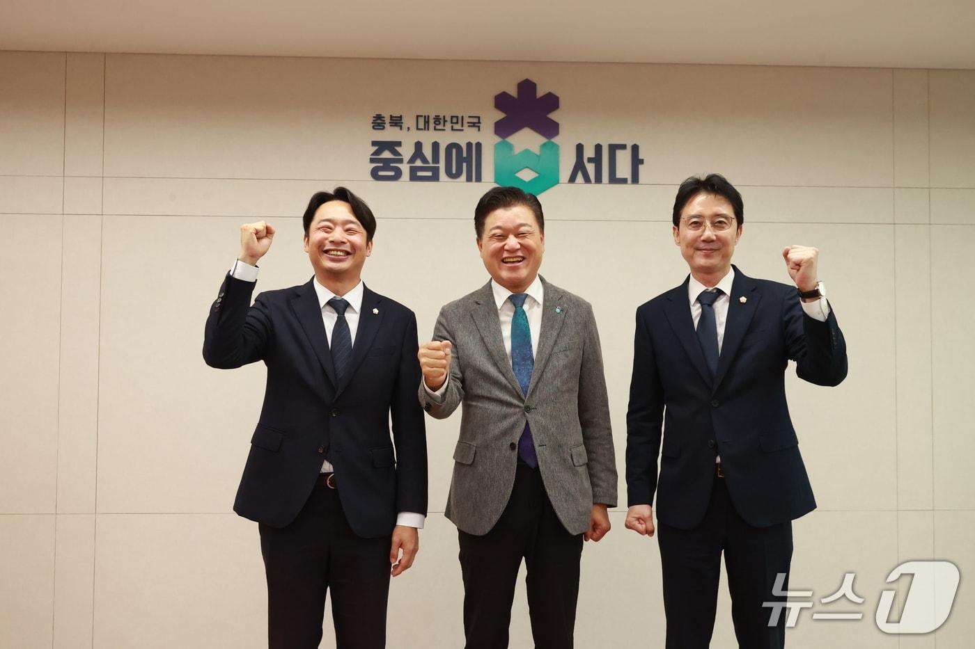 본문 이미지 - 왼쪽부터 이두원 충주시의회 행정문화위원장, 신용한 충북지사, 유영기 충주시의회 의장(충주시의회 제공. 재판매 및 DB금지)