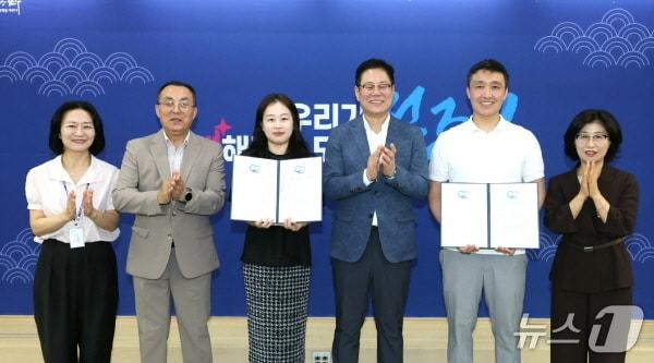 본문 이미지 - 모던메탈·비전실업 등 2개 중소기업이 16일 전주시로부터 바이전주 우수기업 인증서와 현판을 받았다.(전주시 제공, 재판매 및 DB 금지)/뉴스1
