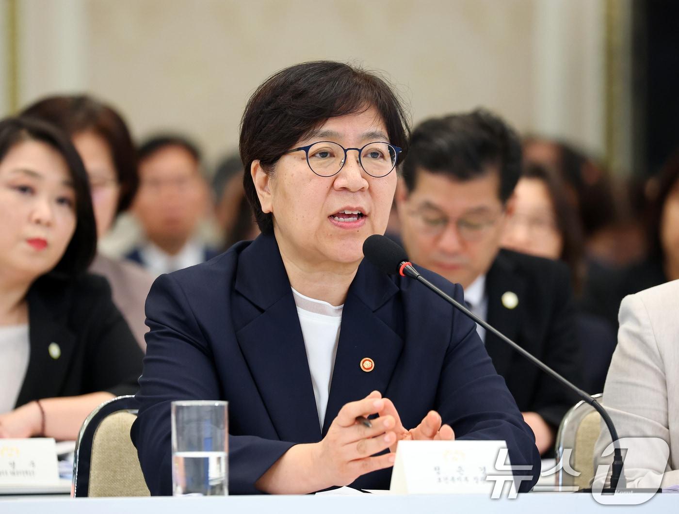 본문 이미지 - 정은경 보건복지부 장관이 16일 청와대 영빈관에서 열린 보건복지부, 식품의약품안전처, 성평등가족부, 국민권익위원회 2차 업무보고에서 보고를 하고 있다. (청와대통신사진기자단) 2026.7.16 ⓒ 뉴스1 이재명 기자