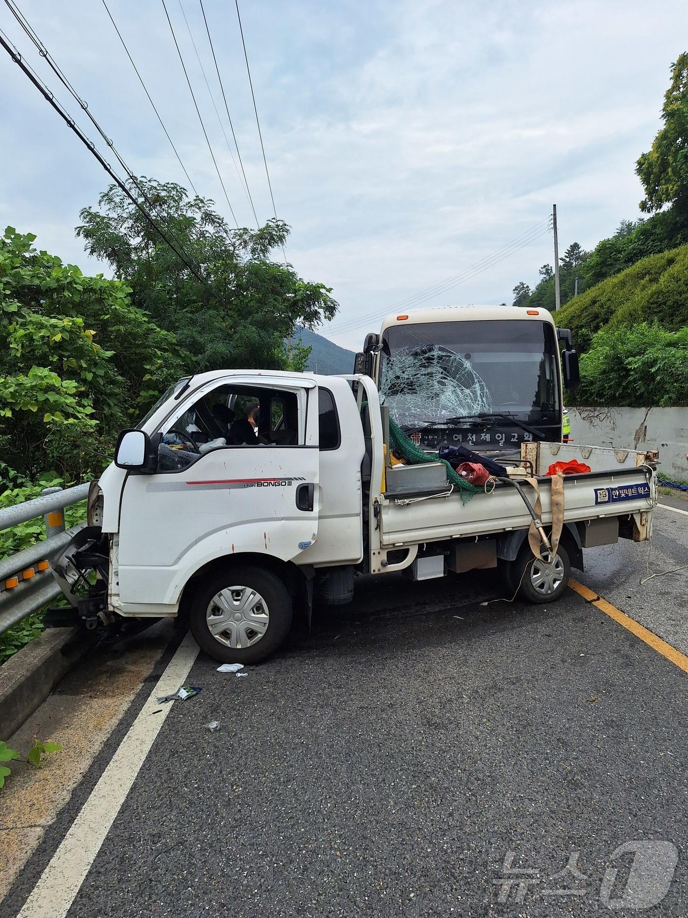 본문 이미지 - 16일 오후 2시 36분쯤 전남광주 곡성군 오곡면 압록리 한 도로상에서 교회 셔틀버스와 1톤 화물차량이 출동했다. (전남소방본부 제공, 재판매 및 DB금지) ⓒ 뉴스1 