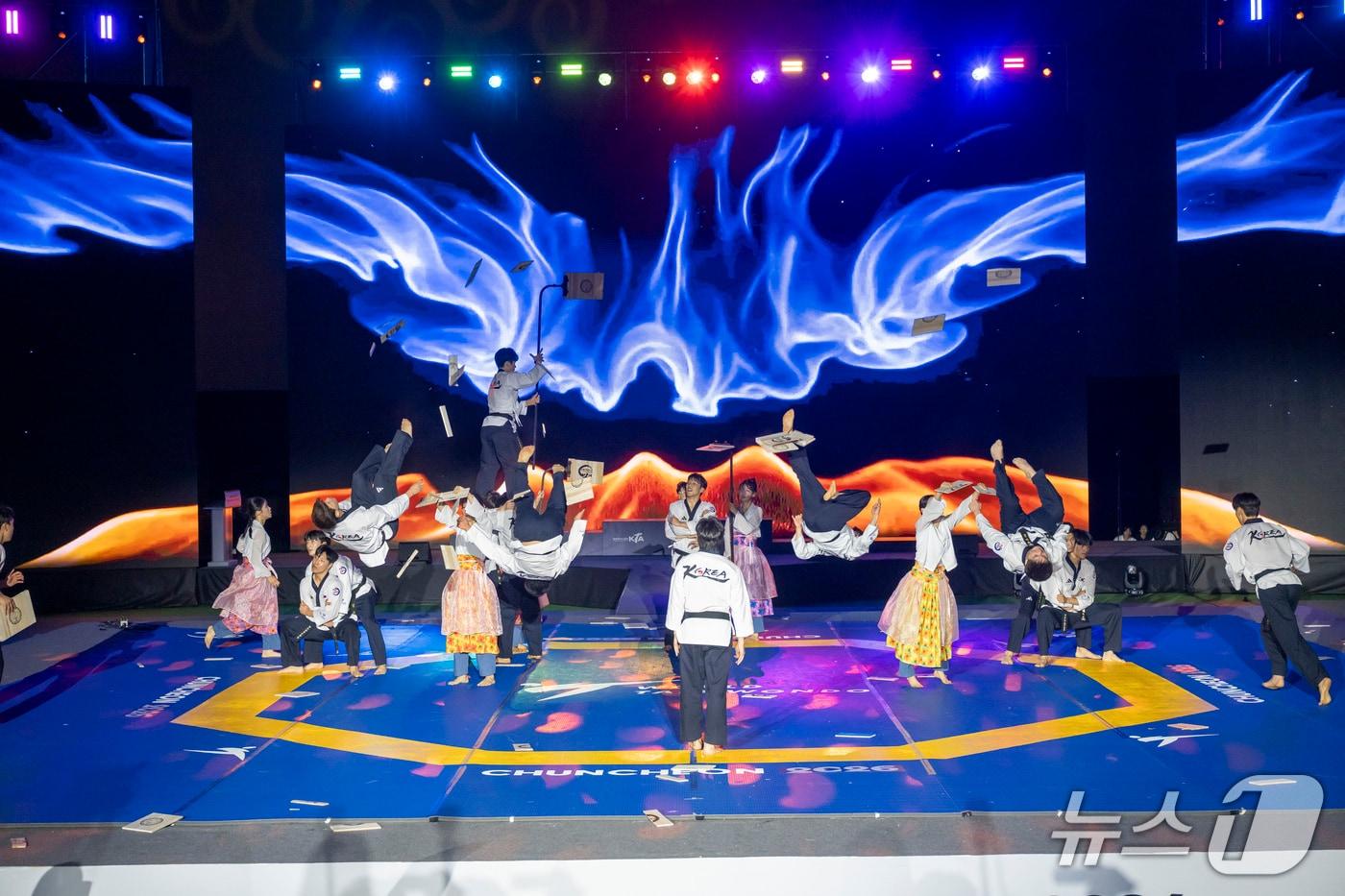 본문 이미지 - 강원·춘천 2026 세계태권도문화축제, KTA시범단공연.(춘천시 제공, 재판매 및 DB금지) 