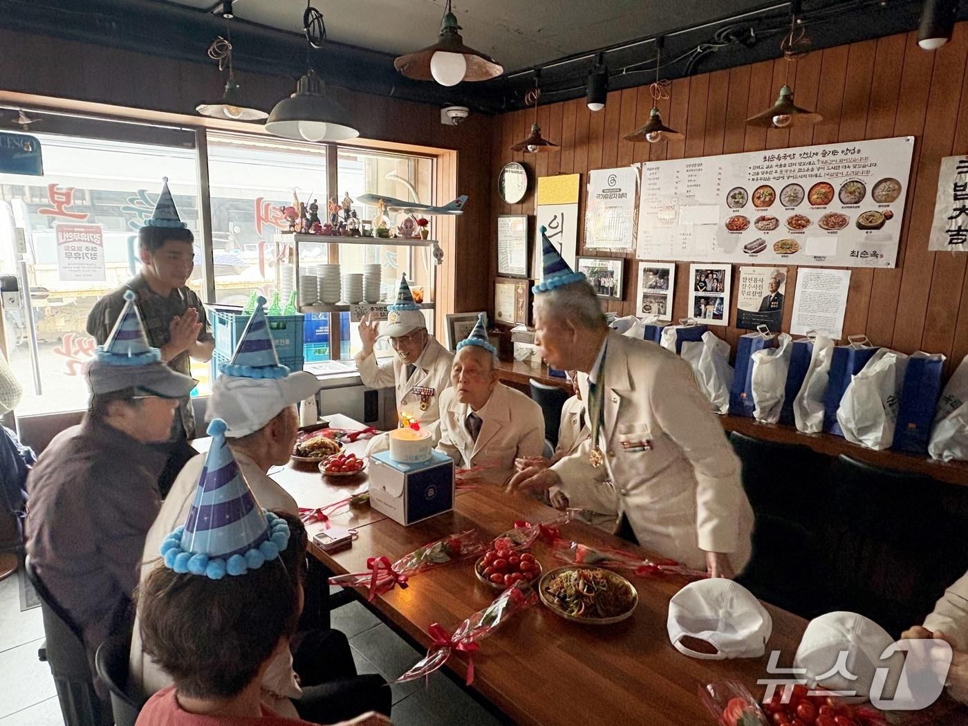 본문 이미지 - 16일 서울 노원구의 한 순댓국집에서 열린 도봉구 6·25 참전용사 생일잔치에서 참석자들이 '6·25' 초가 꽂힌 케이크의 촛불을 끄고 있다. 순댓국집을 운영하는 박민규 씨는 이날 참전용사들을 초청해 생일잔치를 열고 식사와 선물을 마련했다. 2026.7.16 ⓒ News1 소봄이 기자