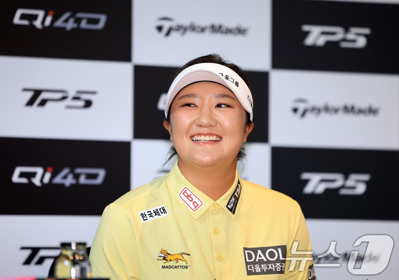 본문 이미지 - KPMG 여자 PGA 챔피언십, 아문디 에비앙 챔피언십에서 우승한 LPGA 프로골퍼 유해란이 16일 서울 여의도 콘래드 호텔에서 열린 기자회견에서 미소를 짓고 있다. 2026.7.16 ⓒ 뉴스1 이호윤 기자