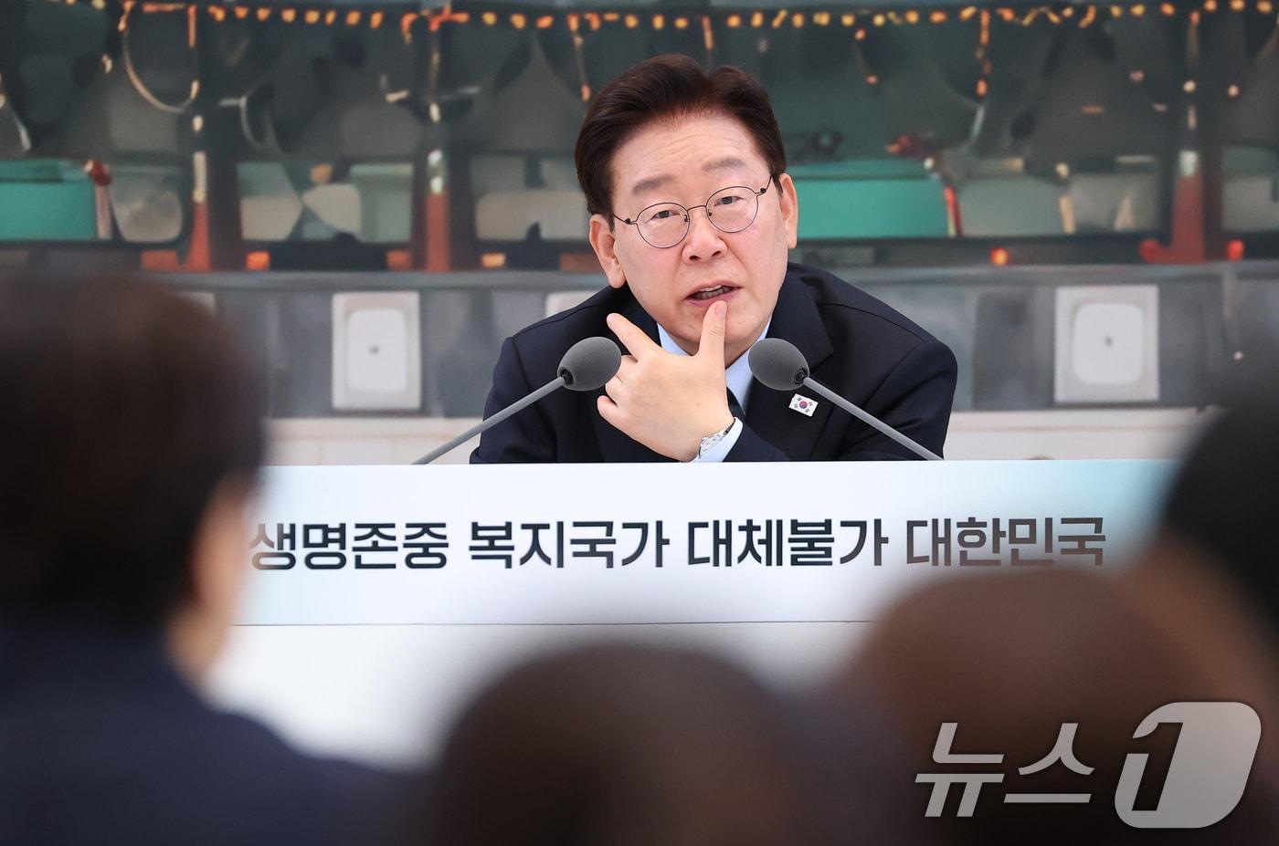 본문 이미지 - 이재명 대통령이 16일 청와대 영빈관에서 열린 보건복지부, 식품의약품안전처, 성평등가족부, 국민권익위원회 2차 업무보고에서 발언을 하고 있다. (청와대통신사진기자단) 2026.7.16 ⓒ 뉴스1 이재명 기자