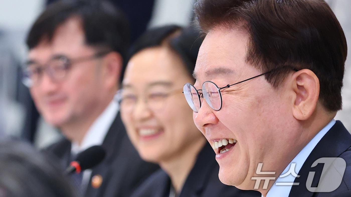 본문 이미지 - 이재명 대통령이 16일 청와대 영빈관에서 열린 보건복지부, 식품의약품안전처, 성평등가족부, 국민권익위원회 2차 업무보고에서 미소를 짓고 있다. (청와대통신사진기자단) 2026.7.16 ⓒ 뉴스1 이재명 기자