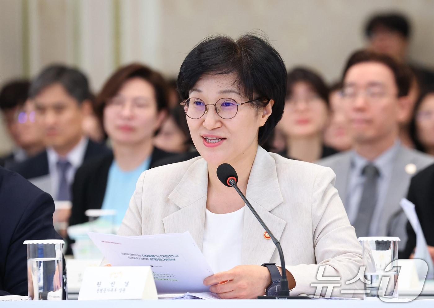 본문 이미지 - 원민경 성평등가족부 장관이 16일 청와대 영빈관에서 열린 보건복지부, 식품의약품안전처, 성평등가족부, 국민권익위원회 2차 업무보고에서 보고를 하고 있다. (청와대통신사진기자단) 2026.7.16 ⓒ 뉴스1 이재명 기자