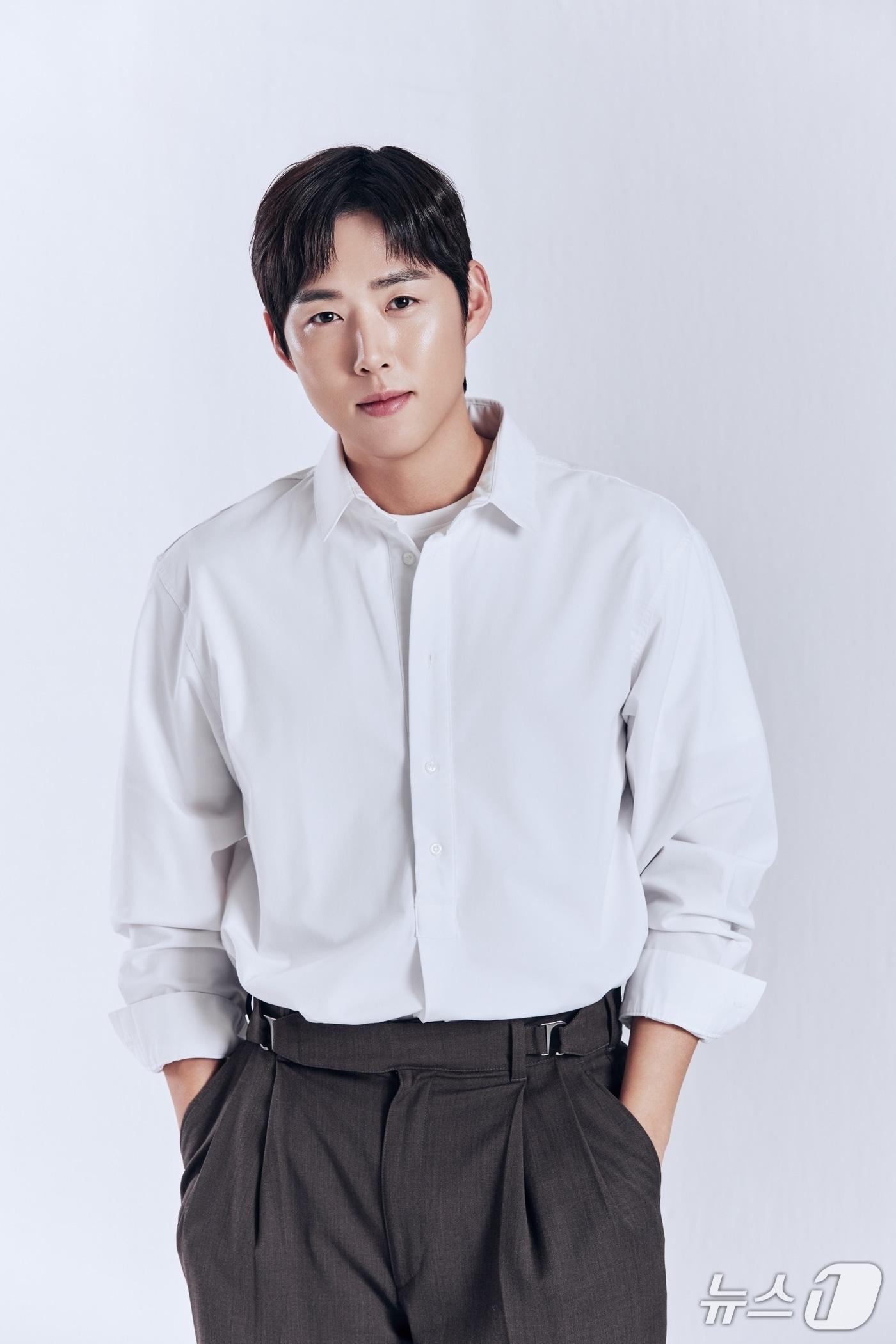 본문 이미지 - 아역배우로 데뷔해 올해로 32년 차를 맞이한 배우 백성현(37·사진)이 기적의 주인공을 연기한다. 사랑의열매 사회복지공동모금회가 기부자 사례를 바탕으로 제작하는 웹 영화 주연에 발탁됐다.(사랑의열매 사회복지공동모금회 제공)