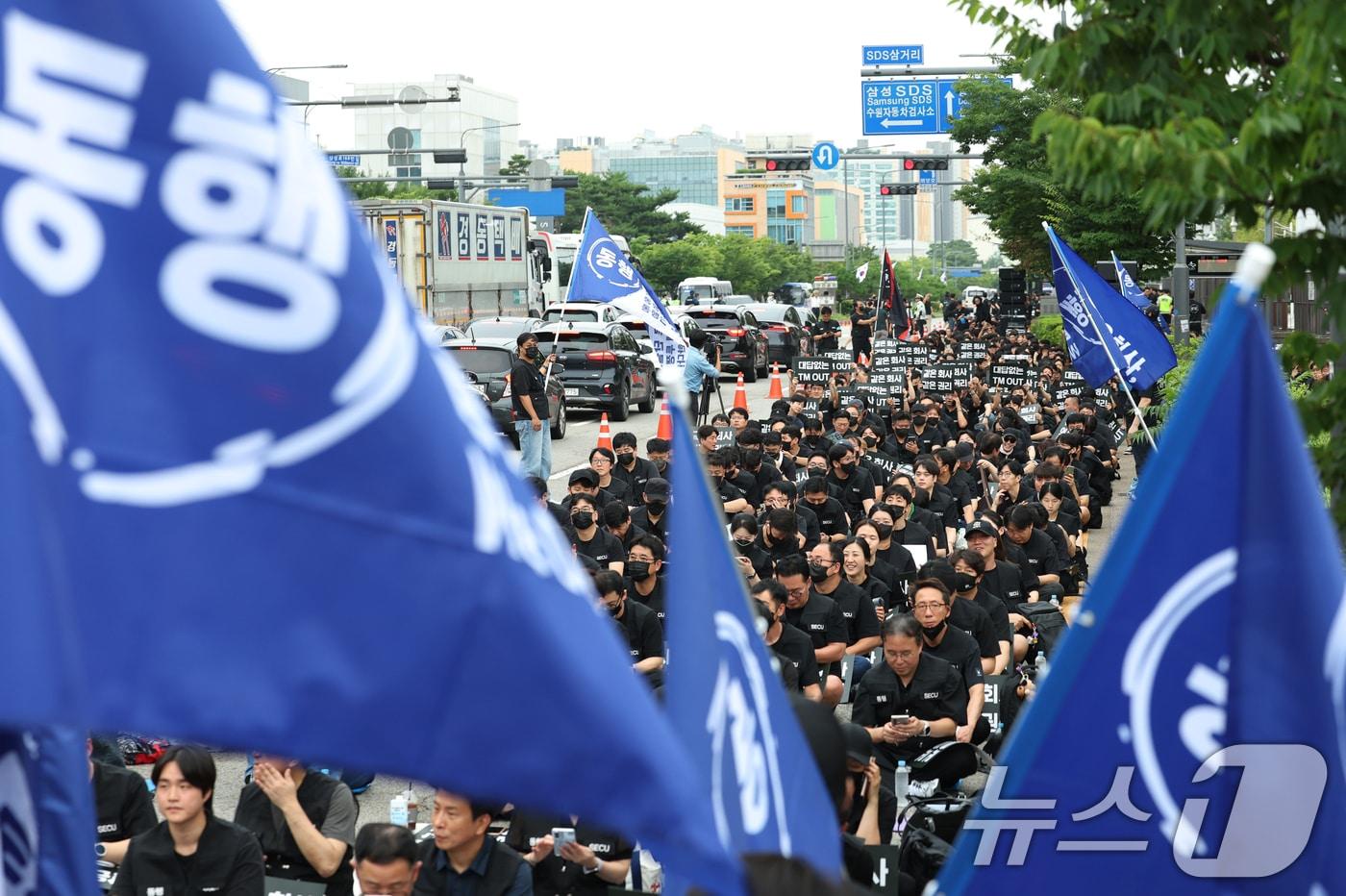 본문 이미지 - 16일 경기 수원시 영통구 삼성전자 수원사업장 정문에서 열린 삼성전자노동조합 동행(동행노조) 집회에서 조합원들이 2026년 임금협상에 따른 성과급 격차를 규탄하고 있다. 2026.7.16 ⓒ 뉴스1 김영운 기자