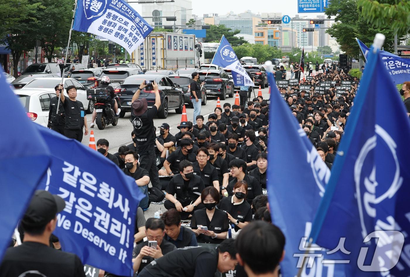 본문 이미지 - 16일 경기 수원시 영통구 삼성전자 수원사업장 정문에서 열린 삼성전자노동조합 동행(동행노조) 집회에서 조합원들이 2026년 임금협상에 따른 성과급 격차를 규탄하고 있다. 2026.7.16 ⓒ 뉴스1 김영운 기자