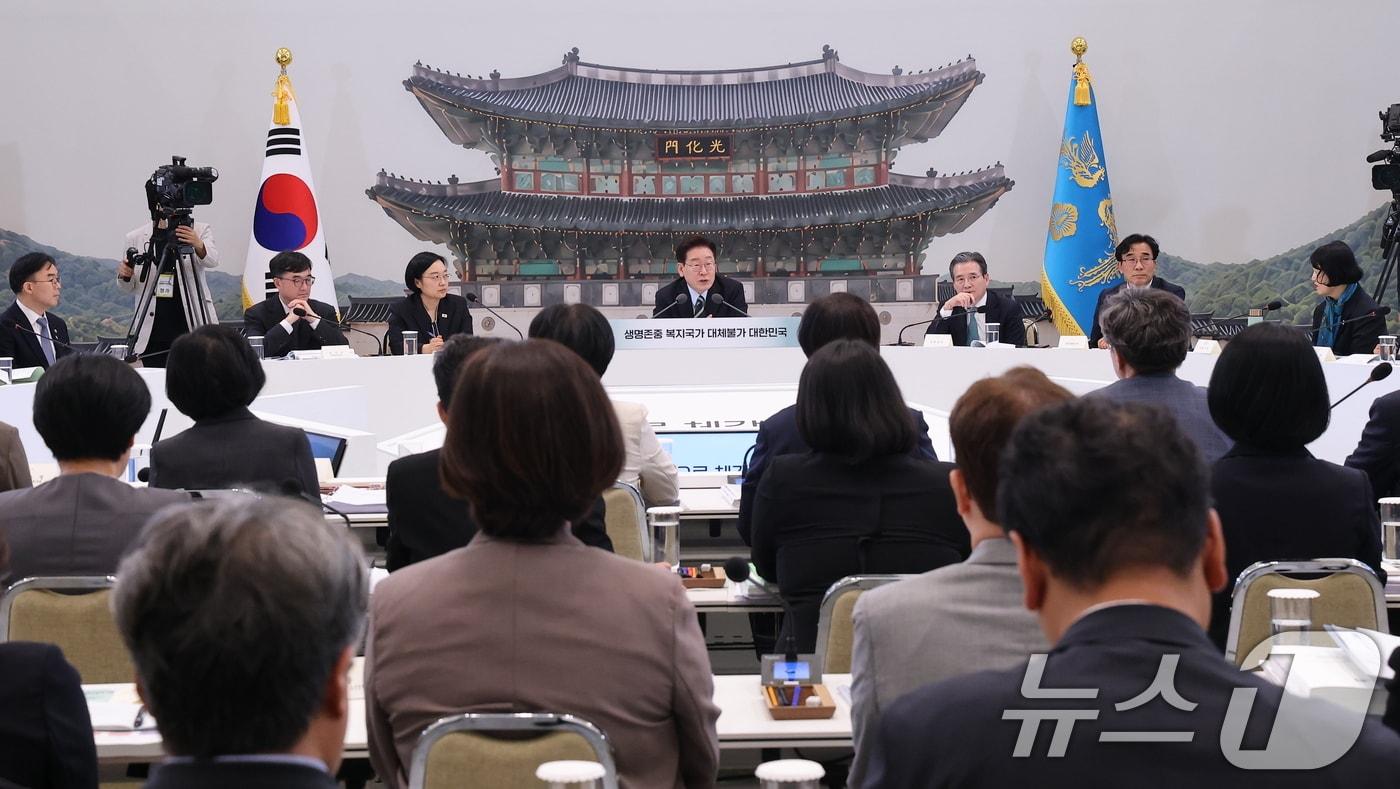 본문 이미지 - 이재명 대통령이 지난 16일 청와대 영빈관에서 열린 보건복지부, 식품의약품안전처, 성평등가족부, 국민권익위원회 2차 업무보고에서 발언을 하고 있다. (청와대통신사진기자단) 2026.7.16 ⓒ 뉴스1 이재명 기자