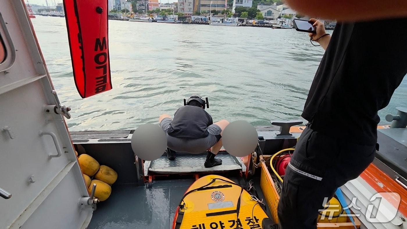 본문 이미지 - 16일 오후 4시 36분께 남구 장생포 고래바다여행선 앞 해상에 남성 2명이 물에 빠져 나오지 못하고 있다는 신고가 접수돼 해경이 구조했다.(울산해경 제공. 재판매 및 DB금지)/뉴스1