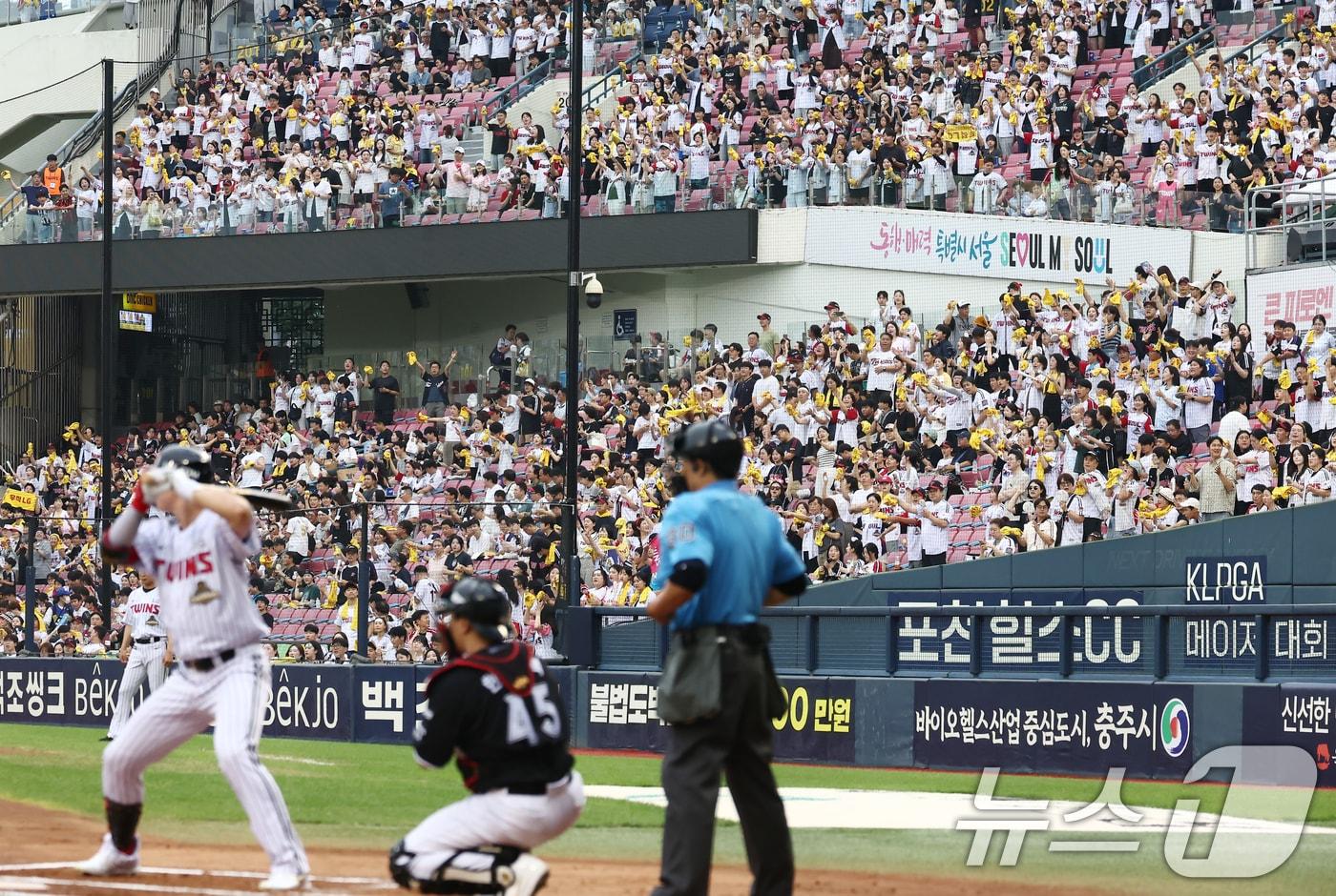 본문 이미지 - 프로야구 후반기 일정이 시작된 16일 오후 서울 송파구 잠실야구장에서 열린 '2026 신한SOL KBO리그' LG 트윈스와 KT 위즈의 경기에서 관중들이 열띤 응원을 펼치고 있다. 2026.7.16 ⓒ 뉴스1 김민지 기자